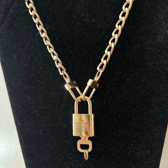 Louis Vuitton SUPER SHINY Lock & Key #339 with chain - Picture 4 of 5